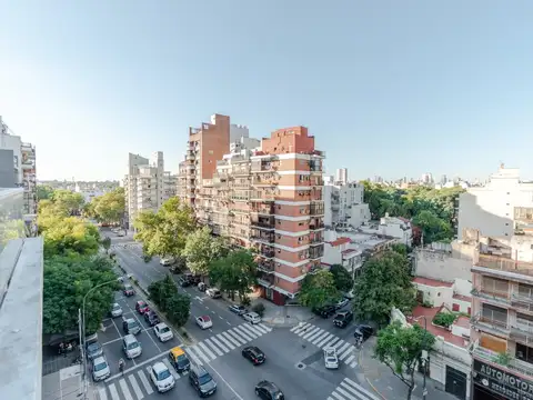 Luminosa oficina en venta y alquiler, semi piso alto, en Caballito, cerca de todo.