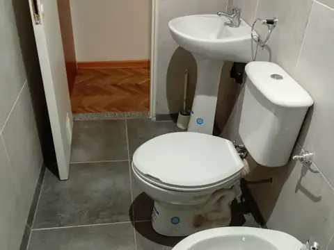 Monoambiente apto profesional. Con patio. Servicios centrales. Reciclado. Excelente ubicación.