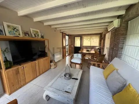 Casa en Alquiler con 2 cocheras