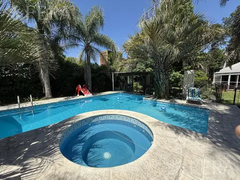 Venta de quinta con piscina y quincho en Abasto- La Plata
