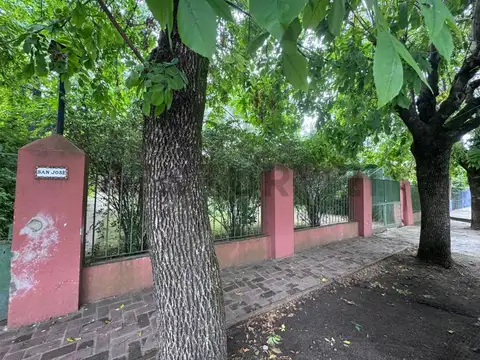 Casa en Alquiler con 3 cocheras