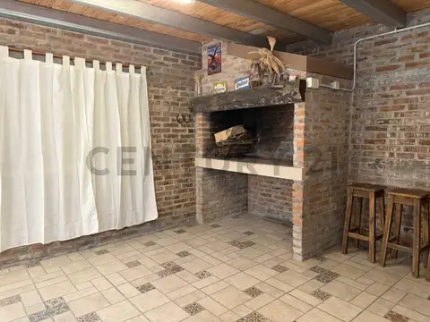 Casa 6 ambientes con 2 baños