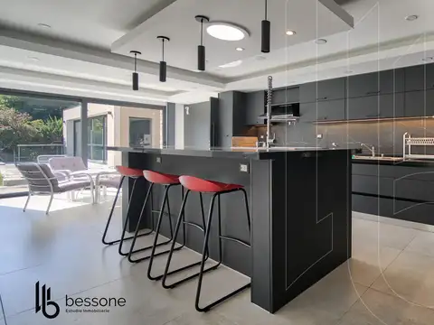 Casa 6 ambientes con 4 baños