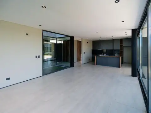 Casa 5 ambientes con 4 baños