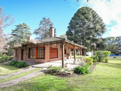 Exclusiva Casa Quinta con amplio parque, pileta y quincho