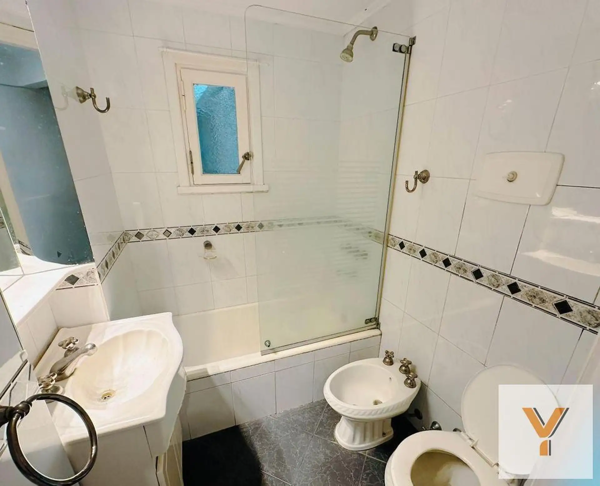 Depto 4 amb, 97m² cubiertos con cochera — frente norte