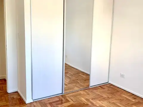 Departamento al Frente de 4 Ambientes sobre el Boulevard todo refaccionado a Nuevo