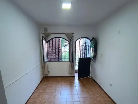 Monoambiente. Pichincha. Escalera