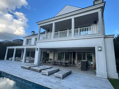 Imponente casa en venta sobre el canal en Barrio Náutico Albanueva, con amarra propia