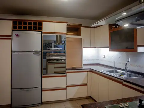 Venta| Excelente casa de 4 amb desarrollada en 3 plantas con dos terrazas, patio/jardín y cochera.