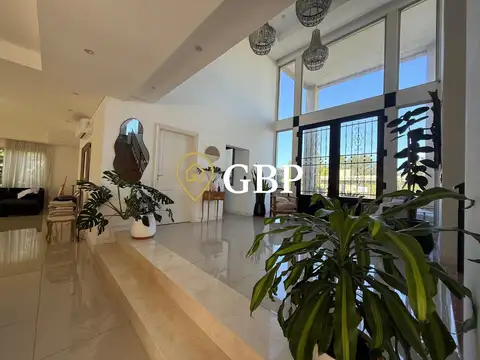 Casa 6 ambientes con 5 baños