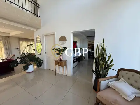 Casa en Alquiler con 5 cocheras