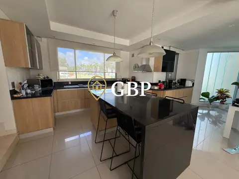 Casa 6 ambientes con 5 baños