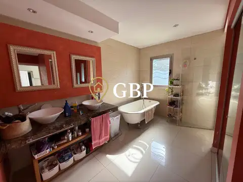 Casa 6 ambientes con 5 baños