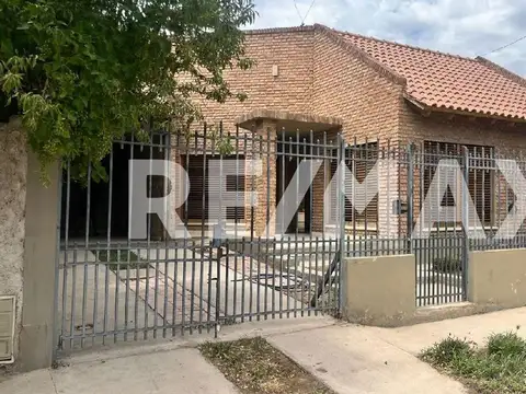 Casa 5 ambientes con 2 baños