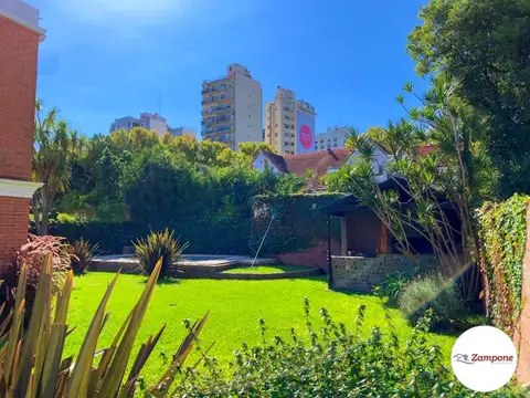 Casa en Alquiler con 4 cocheras