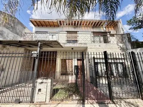 Casa 4 ambientes con cochera pasante