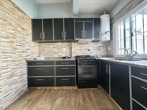 Casa 4 ambientes con cochera pasante