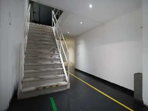 Oficina 18 ambientes con 9 baños