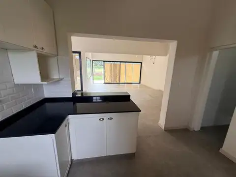 Casa 4 ambientes con 2 baños