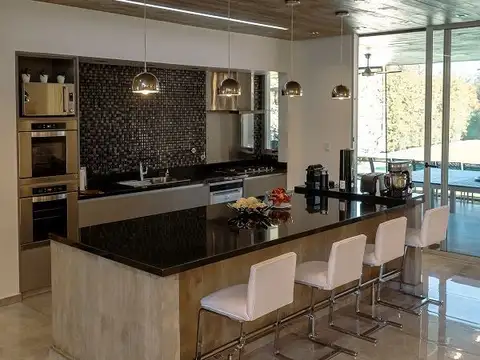 Casa 4 ambientes con 5 baños