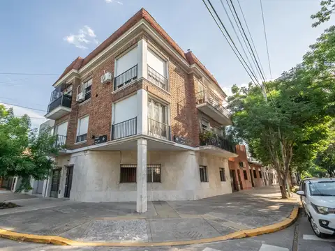 Dpto 2 /3 ambientes, escritorio, sotano, patio y cochera p/ 2 autos en V.Pueyrredón. POTENCIAL