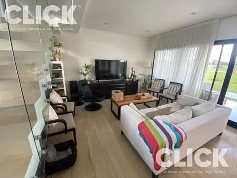 Casa en Venta con 4 cocheras