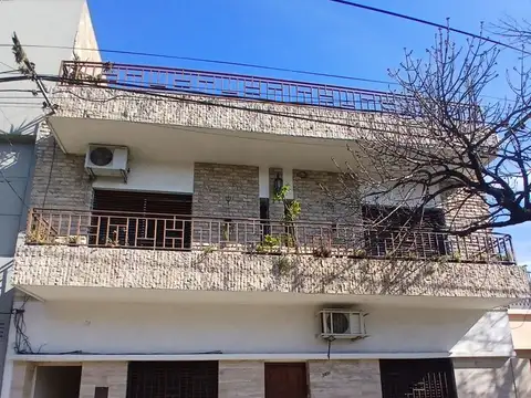 Casa de pasillo a reciclar en barrio Azcuenaga.