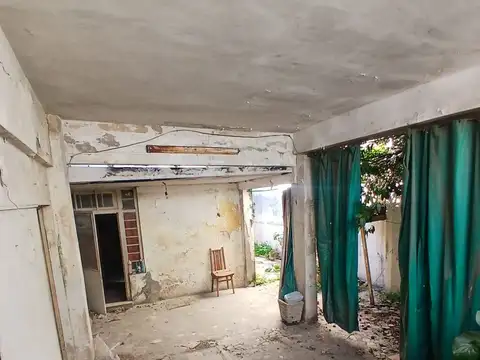 Casa de pasillo a reciclar en barrio Azcuenaga.