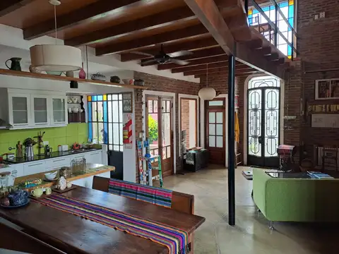 Casa 8 ambientes con 3 baños