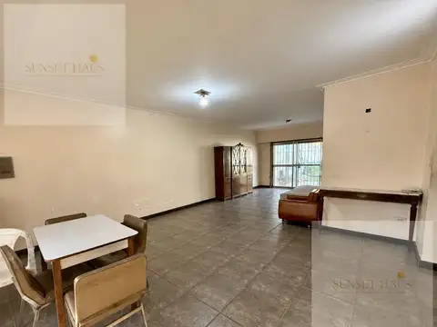 Casa en Alquiler con 2 cocheras