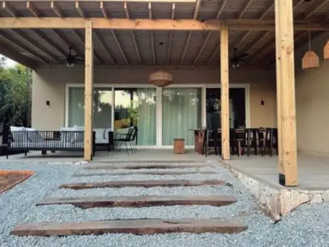 Casa 5 ambientes con 4 baños