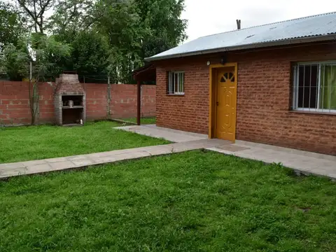 Alquiler en Ituzaingo, casa 2 ambientes con patio y parrilla