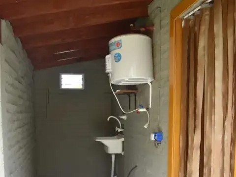 Alquiler en Ituzaingo, casa 2 ambientes con patio y parrilla