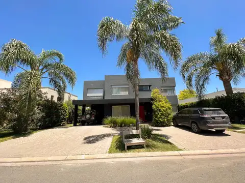 Venta moderna casa 4 dormitorios en cadaques, funes