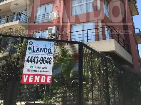 Departamento dos ambientes al frente con balcón en venta