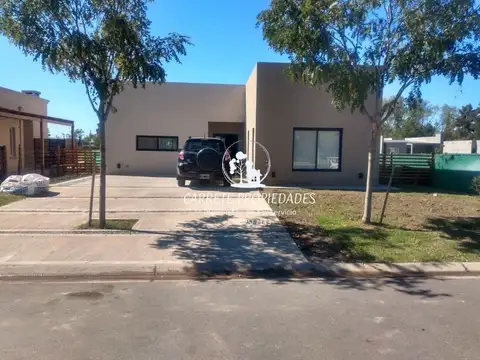 Casa en venta de 4 ambientes y pileta. Barrio San Ramón. Pilar del Este.