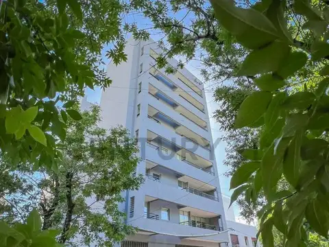Departamento en venta en edificio de categoría. Ubicado sobre calle 10