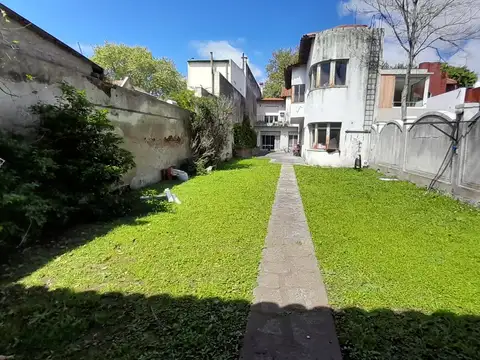 Chalet estilo francés para actualizar con excelente terreno!