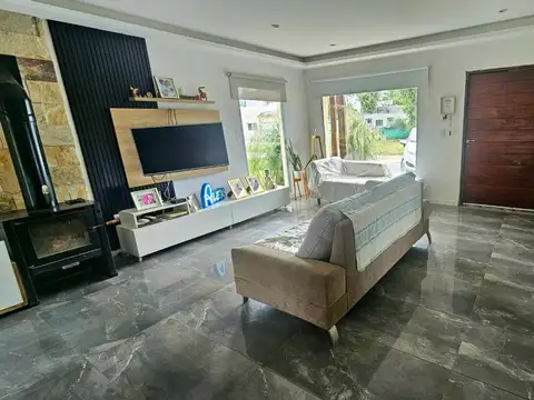Casa en Alquiler con 2 cocheras