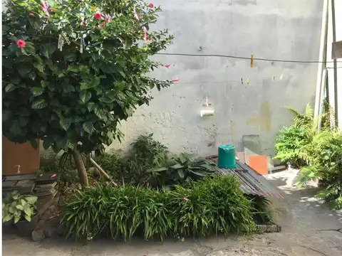 CASA 2 DORMITORIOS JARDIN AL FRENTE Y PATIO