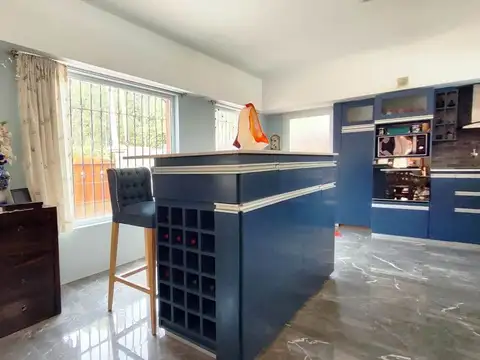 Casa 8 ambientes con 4 baños