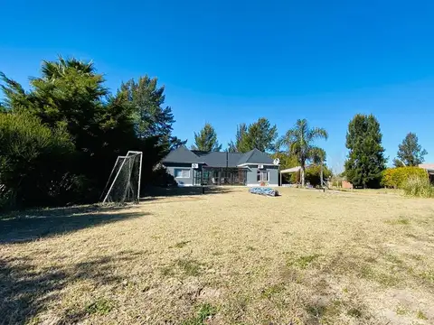 HERMOSA CASA DE CAMPO CON PILETA Y SALIDA AL LAGO