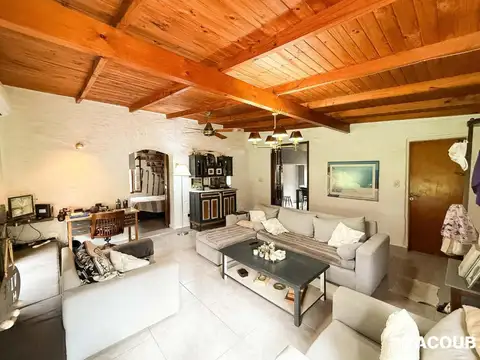 Casa 4 ambientes con 2 baños