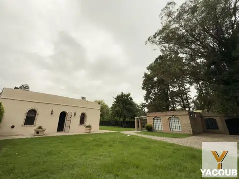 Casa en venta - 3 Dormitorios 3 Baños - 2.100Mts2 - Villa Elisa