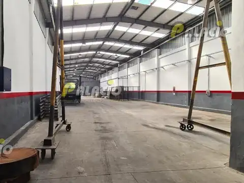 Amplio Galpón 900m² con oficinas y vestuarios en ALQUILER