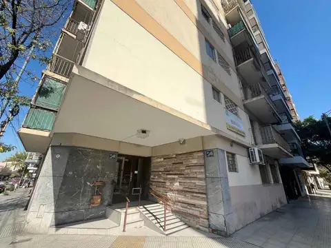 VENTA MONOAMBIENTE PLANTA BAJA EN FLORES APTO/PROF