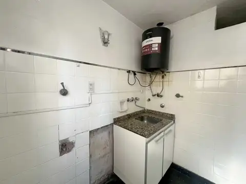 VENTA MONOAMBIENTE PLANTA BAJA EN FLORES APTO/PROF