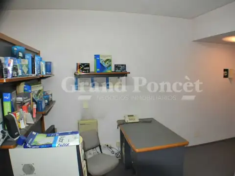 Oficina con Recepción, Dos Despachos y Baño