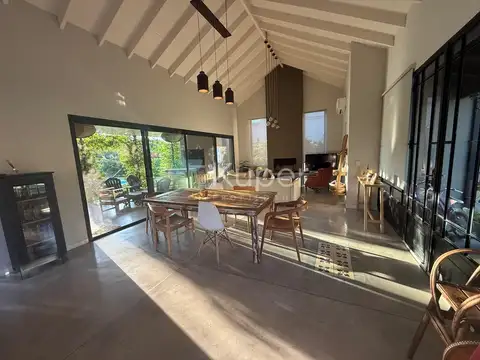 Casa 3 dormitorios con pileta , Barrio Los Jazmines, Pilar del Este .